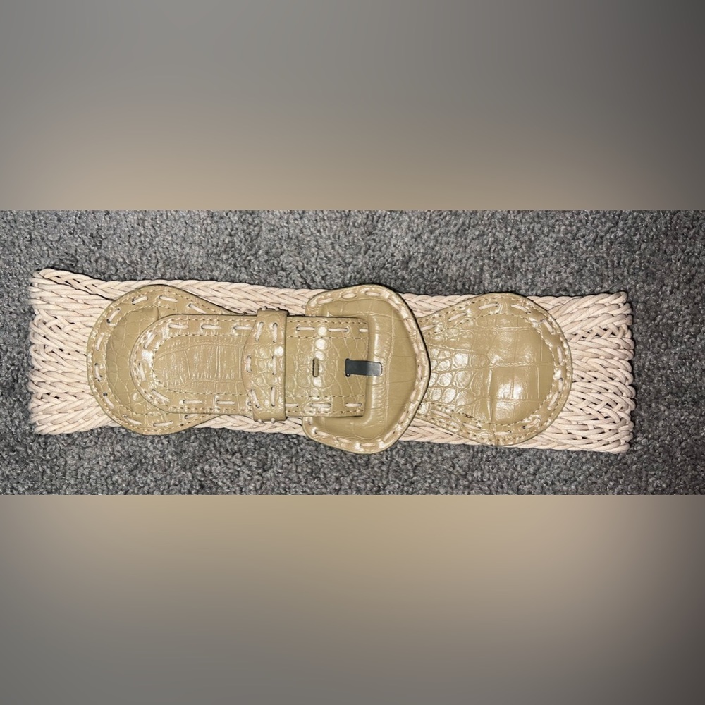 $5 LADIES BELT. NEW WITHOUT TAGS. SIZE S/M. $5 IF BUNDLED